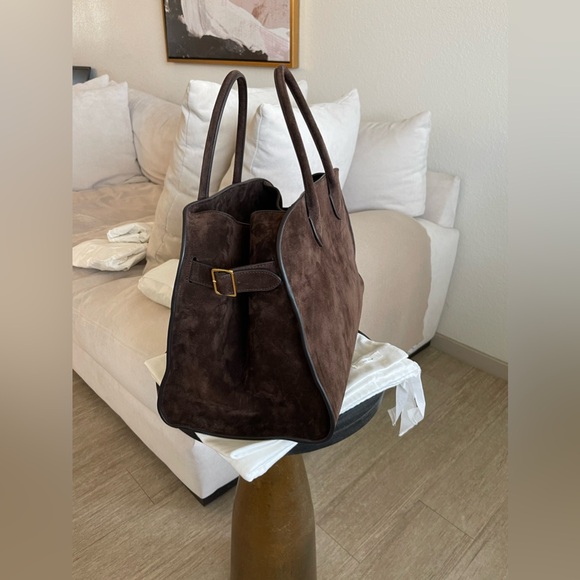 ❌SOLD❌ THE ROW SOFT MARGAUX 15 BAG IN MOCHA SUEDE - Picture 6 of 16